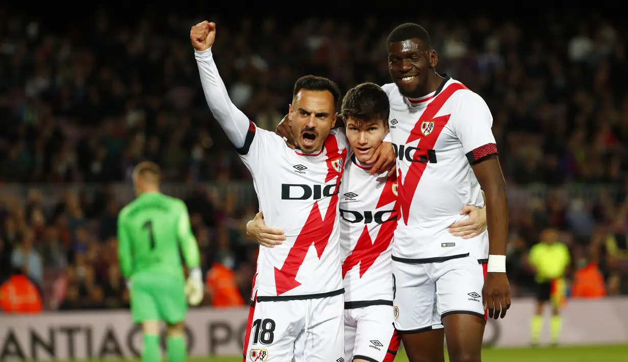 <p>Pemain tim Rayo Vallecano merayakan setelah Alvaro Garcia (kiri) mencetak gol ke gawang Barcelona pada pertandingan lanjutan La Liga Spanyol di stadion Camp Nou di Barcelona, Spanyol, Senin (25/4/2022). Barcelona tumbang atas Rayo Vallecano 0-1. (AP Photo/Joan Monfort)</p>