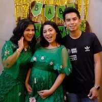Rachel Vennya bersama suami dan mamanya Vien Tasman. (Sumber Foto: Kapanlagi.com)