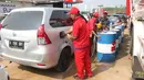 Petugas melakukan pengisian BBM untuk kendaraan pemudik di Rest Area KM 344 Tol Fungsional Pemalang-Batang, Jawa Tengah, Senin (11/6). Kios BBM menyedikan jenis Pertamax dan Dexlite kemasan satu dan 10 liter. (Liputan6.com/Arya Manggala)
