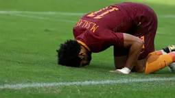 Aksi sujud pemain AS Roma, Mohamed Salah usai membobol gawang Napoli pada lanjutan Serie A Italia di San Paolo Stadium, Naples (15/10/2016). (REUTERS/Max Rossi)