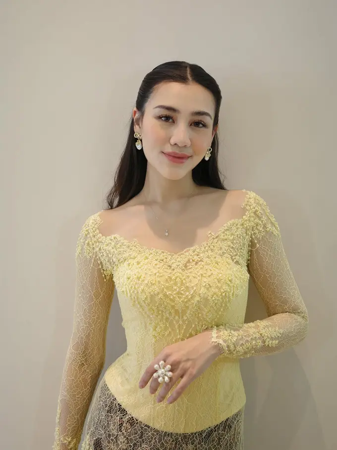 Anggun tanpa Full Payet, Pesona Aaliyah Massaid Berkebaya Butter Yellow saat Kondangan Tengku Nadira
