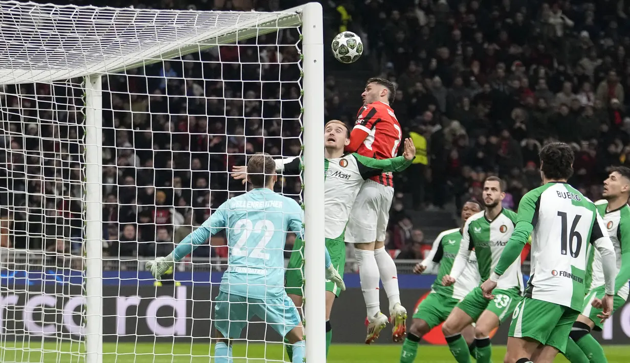 Pemain AC Milan, Santiago Gimenez mencetak gol melalui sundulan ke gawang Feyenoord dalam laga leg 2 play off Liga Champions 2024/2025 di San Siro, Milan, Italia, Rabu (19/02/2025) dini hari WIB. (AP Photo/Luca Bruno)
