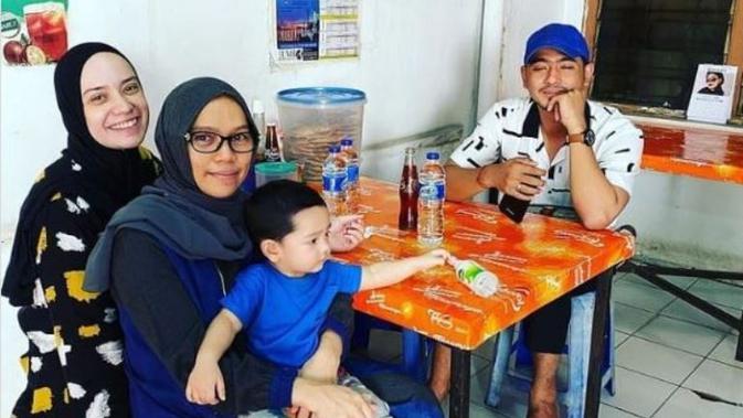 Namanya Sedang Melambung, Arya Saloka Santai Makan di Warung dan Pakai Sandal. (dok.Instagram @fansaryasaloka6/https://www.instagram.com/p/CJkIvonpzQ2/Henry)
