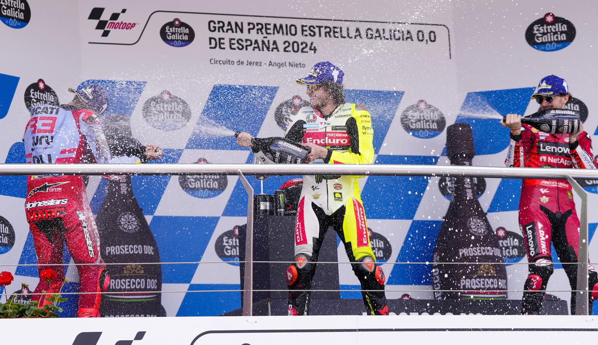 Pembalap Ducati Lenovo, Francesco Bagnaia, bersama pembalap Gresini Racing, Marc Marquez, dan pembalap Pertamina Enduro VR46 Racing Team, Marco Bezzecchi, melakukan selebrasi diatas podium dalam balapan keempat MotoGP 2024 di Sirkuit Jerez, Andalusia, Spanyol, Minggu (28/4/2024). (AP Photo/Jose Breton)