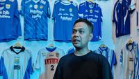 Fahri Abdul Rasyid, seorang Bobotoh yang mengoleksi jersey Persib Bandung. (Bola.com/Erwin Snaz)