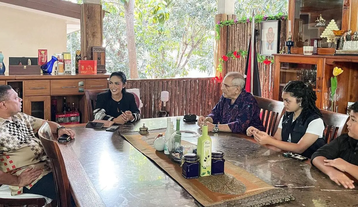 "Bercerita penuh harapan dan tertawa bersama bapak Preside @joseramoshorta03 ,Terima kasih banyak atas waktu dan minuman air kelapa segarnya," tulis Krisdayanti dalam unggahan foto 7 Oktober. [Instagram/krisdayantilemos]
