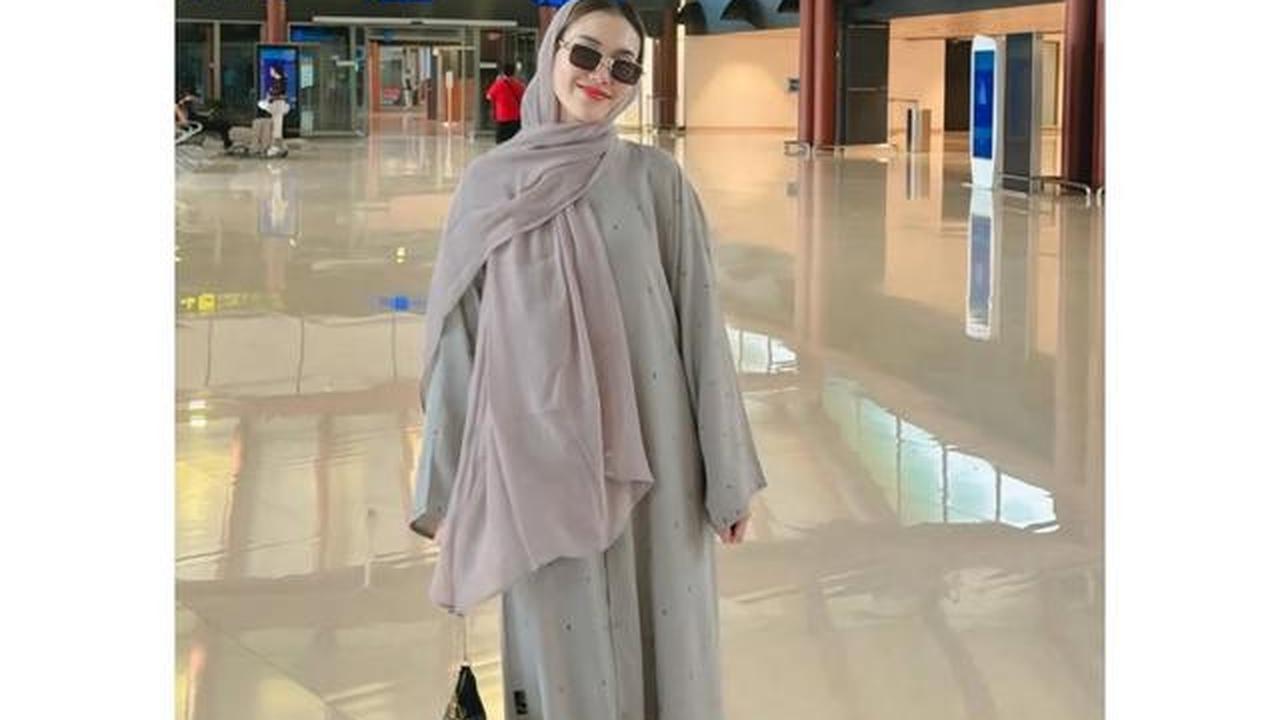 Model Gamis Ayu Ting Ting saat Antar Orang Tua Berangkat Umroh, Simpel Cocok untuk Sehari-hari