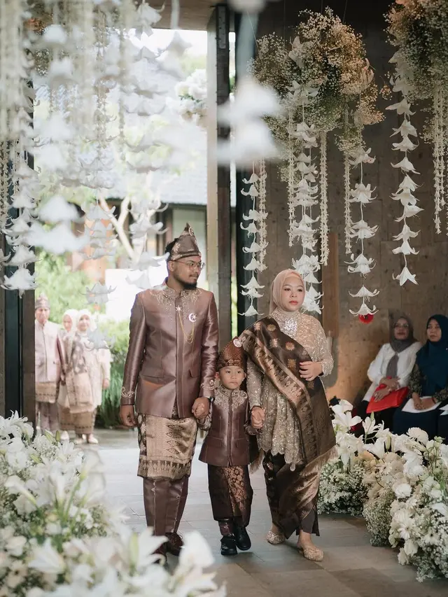 6 Potret Kakak Angga Yunanda di Pernikahan Adiknya,