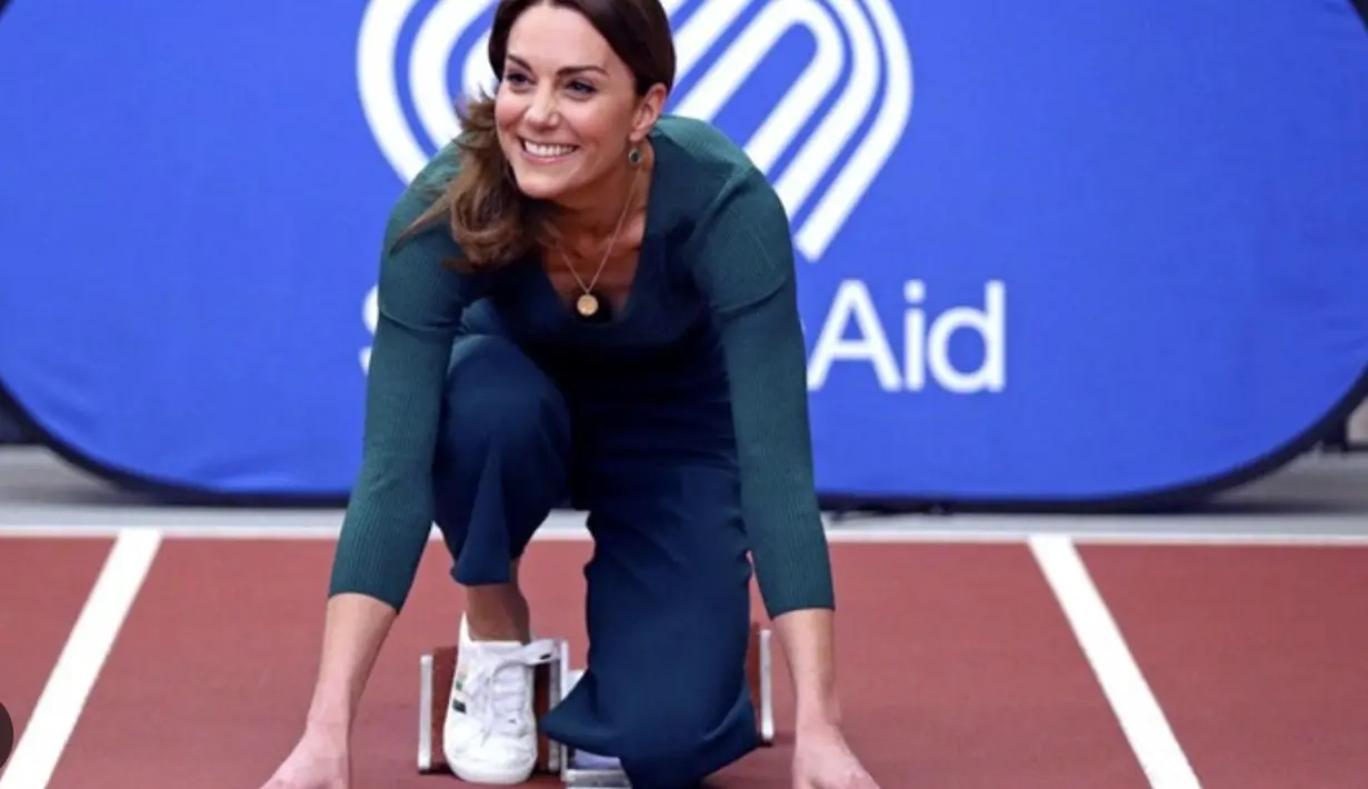 Menjadi sosok yang aktif, Kate juga tampak menjajal sneakers-nya di atas track. Sneakers putih jadi pilihan tepat yang mudah dipadukan dengan apapun.  [Foto: Instagram/ Kate Middleton]