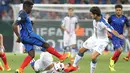 Pertarungan seru saat final Piala Eropa 2016 U-19 antara Prancis melawan Italia, Jerman, Minggu (24/7). Prancis keluar sebagai juara dengan skor telak, 4-0. (AFP PHOTO/Daniel Roland) 