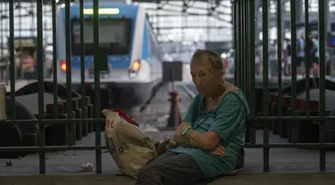 Seseorang menunggu layanan kereta dipulihkan setelah penghentian besar karena pemadaman listrik, di stasiun Constitucion di Buenos Aires, Argentina, Rabu (1/3/2023). Buenos Aires dan beberapa provinsi di Argentina tengah terkena dampak listrik besar-besaran pemadaman listrik akibat kebakaran yang memutus tiga saluran listrik bertegangan tinggi, tepat di tengah gelombang panas terparah dalam beberapa dekade. (AP Photo/Victor R. Caivano)