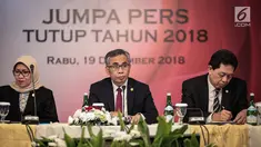Ketua Dewan Komisioner Otoritas Jasa Keuangan (OJK) Wimboh Santoso (tengah) menggelar jumpa pers di Gedung OJK, Jakarta, Rabu (19/12). Hingga akhir 2018, OJK mencatat sektor jasa keuangan Indonesia menunjukkan kondisi stabil. (Liputan6.com/Faizal Fanani)