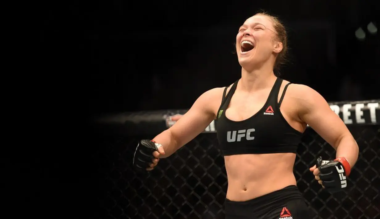 Ronda Rousey merayakan kemenangan atas Cat Zingano di kelas bantam UFC dalam UFC 184 event di Staples Center, Los Angeles, AS. 28/2/2015). (Harry How/Getty Images/AFP)