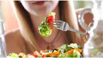 Ahli diet dan konsultan kesehatan dari Mumbai, India, Dr Bettle P.S. menjelaskan, menyantap produk segar dan mentah membuat tubuh berseri di hampir sepanjang usia.