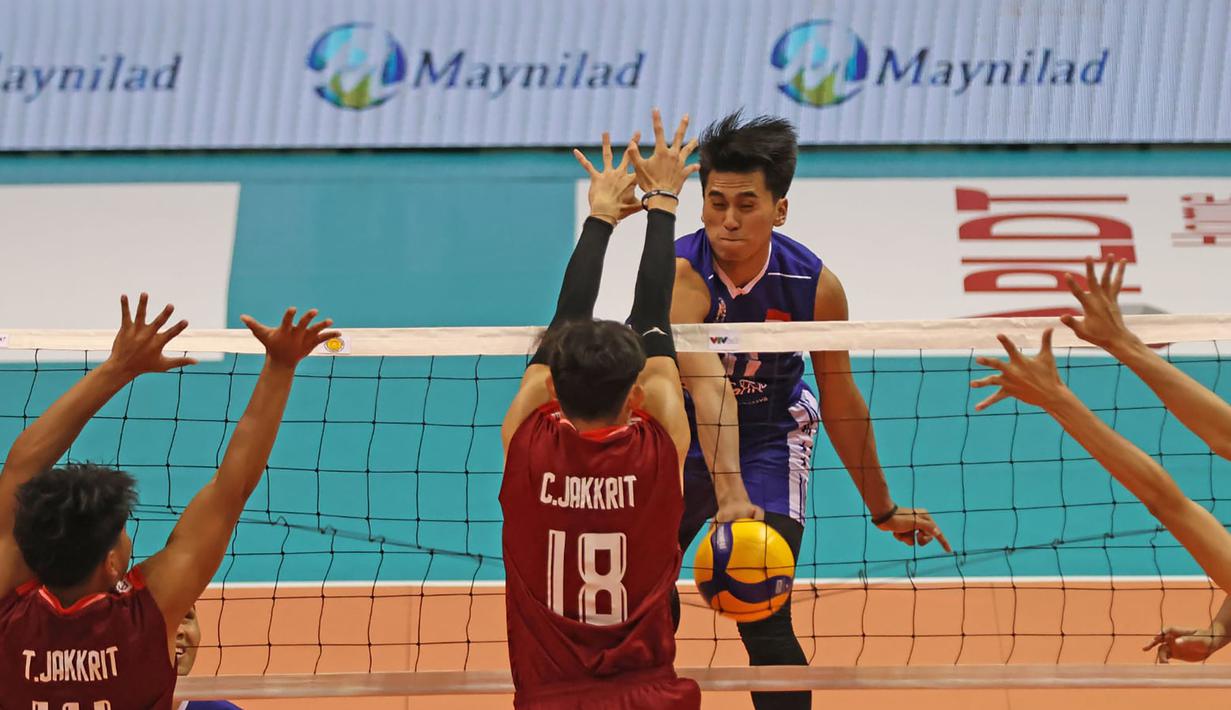 Pemain Timnas Bola Voli Putra Indonesia, Fahri Septian Putratama (depan) melepaskan spike yang jatuh ke daerah permainan seendiri pada laga terakhir putaran kedua SEA V League 2023 menghadapi Thailand di di Santa Rosa Sports Complex, Laguna, Filipina, Minggu (30/7/2023). Indonesia menang 3-2 (25-27, 20-25, 25-21, 25-21 dan 15-9) dan menjadi juara. (Phillippines National Volleyball Federation)