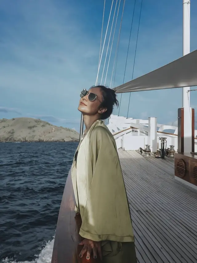 7 potret liburan Wulan Guritno dan Shaloom Razade di Labuan Baju, Curi Perhatian