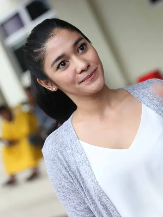 "Tadi aku ingat kak Jupe bilang obat kanker itu satu, kita harus terus semangat. Itu yang ditanami dalam diri kak Jupe, dan itu yang aku harap supaya kak Jupe terus semangat," kata Naysila Mirdad, di RSCM, Jakarta, Jumat (3/3). (Nurwahyunan/Bintang.com)