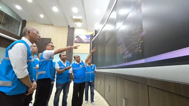 Direktur Utama PT PLN (Persero), Darmawan Prasodjo dan sejumlah direksi PLN turut mendatangi langsung UIP3BS di Pekanbaru, Riau. (Foto: PLN)