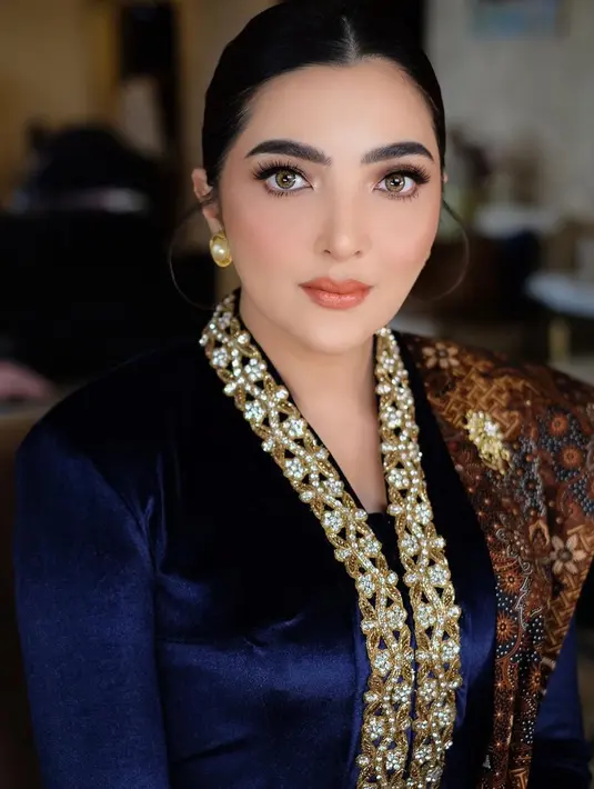 Rambut panjangnya ditata bergaya updo modern dengan makeup yang super flawless bernuansa cokelat. [@ashanty_ash]