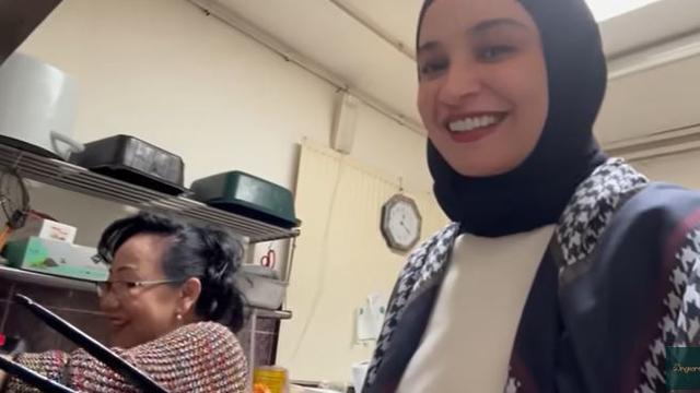 6 Potret Shireen Sungkar Bantu Ibunda Jualan Pisang Goreng di Belanda