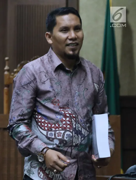 Terdakwa suap Dana Otonomi Khusus Aceh (DOKA) Bupati Bener Meriah nonaktif, Ahmadi usai menjalani sidang pembacaan tuntutan di Pengadilan Tipikor, Jakarta, Kamis (22/11). Ahmadi dituntut hukuman empat tahun penjara. (Liputan6.com/Helmi Fithriansyah)
