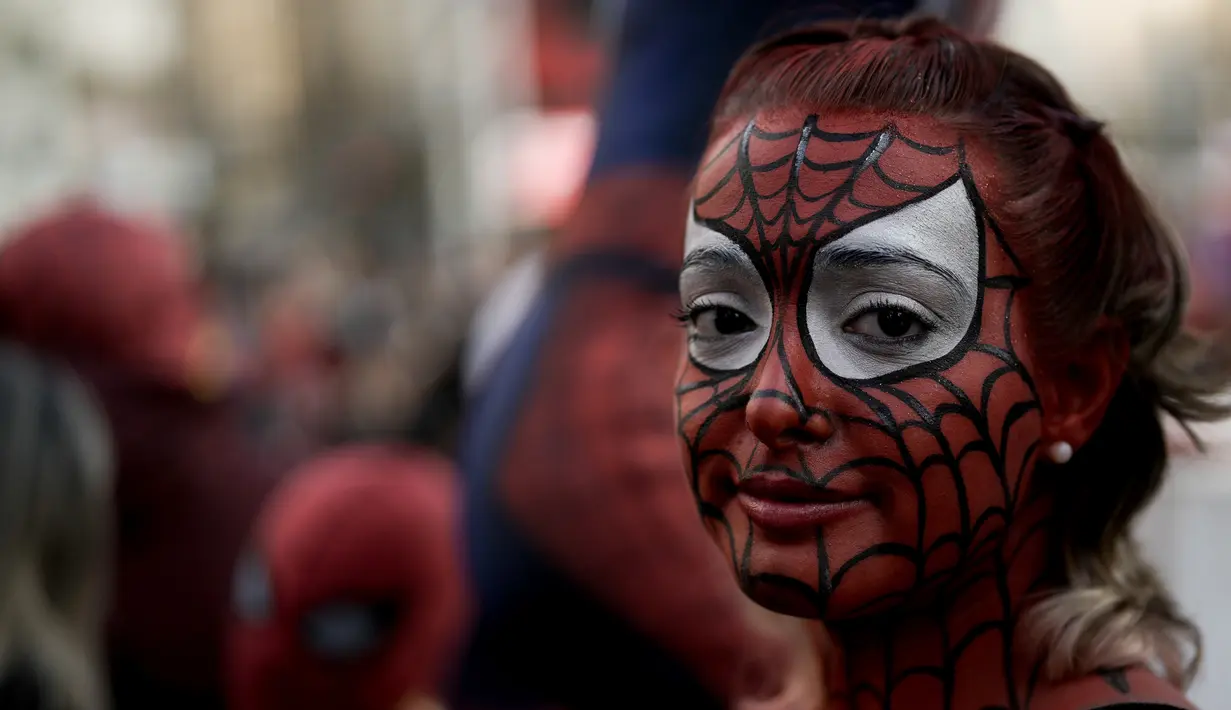 Seorang influencer asal Argentina, Uki Deane, mengorganisir acara ini melalui Instagram, dengan tujuan untuk mengalahkan acara yang diadakan pada bulan Juni di Malaysia yang diikuti oleh 685 orang berkostum Spider-Man. (AP Photo/Rodrigo Abd)