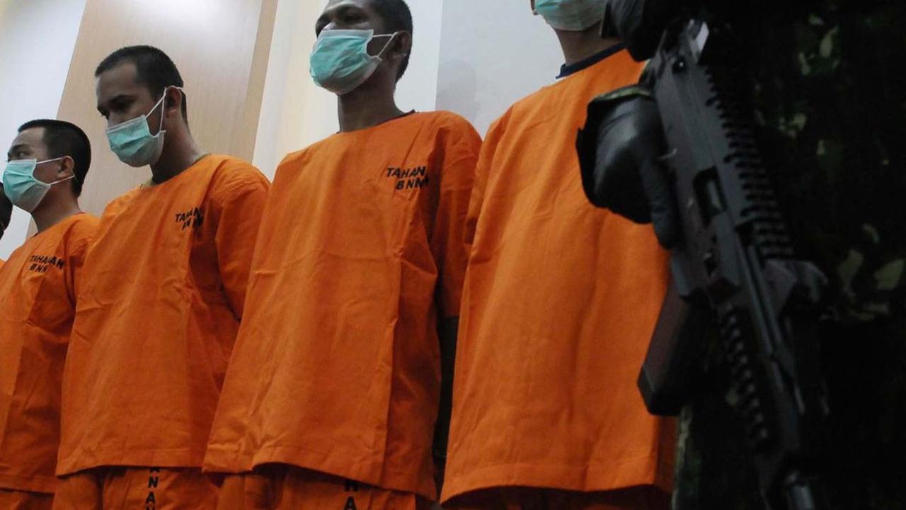 Badan Narkotika Nasional (BNN) berhasil membongkar kasus narkotika dengan jumlah barang bukti cukup fantastis, yakni sebanyak 110 kg narkoba jenis sabu. 

Ratusan kilogram sabu itu diamankan dari 6 tersangka di dua lokasi berbeda. Simak selengkapnya!