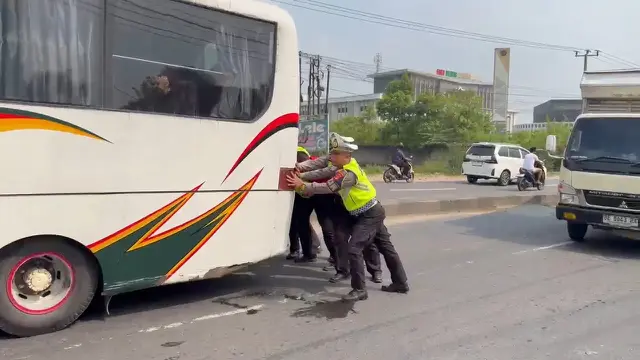 Aksi Heroik Polantas di Lampung Selatan, Dorong Bus Mogok demi Cegah Kemacetan