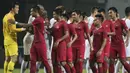 Para pemain Timnas Indonesia bersalaman dengan pemain Hongkong pada laga persahabatan di Stadion Wibawa Mukti, Jakarta, Selasa (16/10). Kedua negara bermain imbang 1-1. (Bola.com/Vitalis Yogi Trisna)
