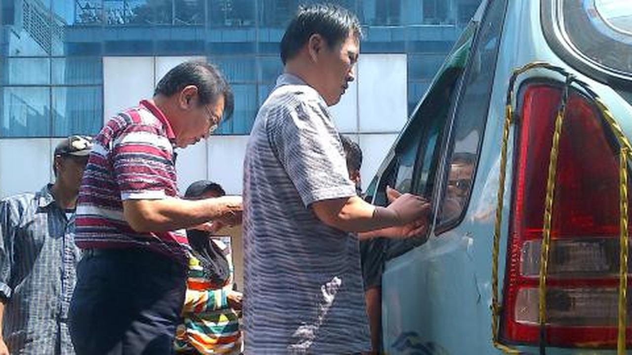 Dokter klinik Tong Fang periksa pasien tua di mobil angkot