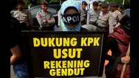 Seorang peserta aksi membawa tulisan yang berisi dukungan buat KPK di depan Istana Negara, Jakarta, Rabu (21/1/2015). Aksi unjuk rasa ini dilakukan untuk menolak pencalonan Komjen Budi Gunawan (BG) menjadi Kapolri. (Liputan6.com/Faisal R Syam)