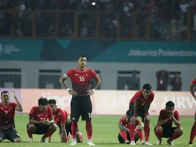Pemain Indonesia tampak kecewa usai ditaklukkan Uni Emirat Arab (UEA) pada laga Asian Games di Stadion Wibawa Mukti, Jawa Barat, Jumat (24/8/2018). (Bola.com/Vitalis Yogi Trisna)