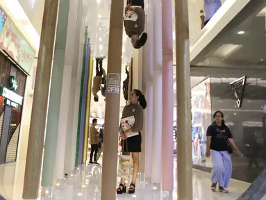 Pengunjung melihat contoh warna Dulux, ColourFuturesTM 2019 di Mall Kota Casabelanca, Jakarta, Rabu (16/1). Dulux meluncurkan trend warna di 2019 yakni "spiced honey". (Liputan6.com/Angga Yuniar)