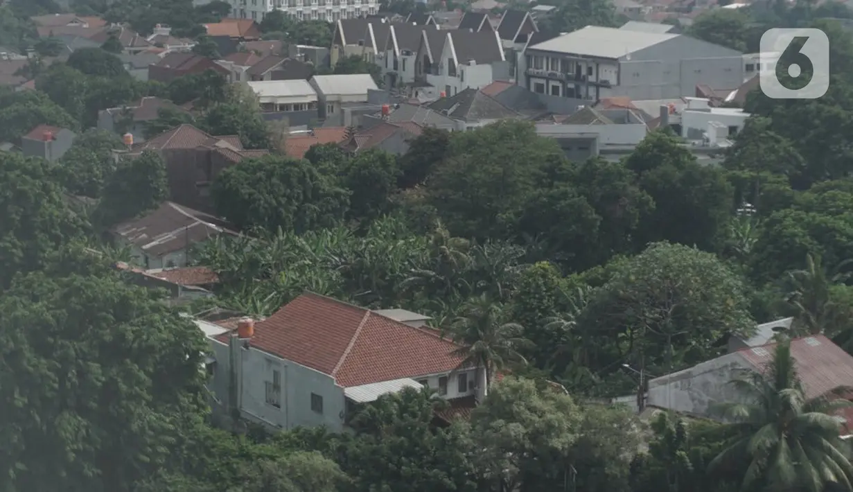 Lansekap permukiman dan gedung bertingkat terlihat di Pasar Minggu, Jakarta, Minggu (25/10/2020). Menurut data terbaru Kementerian PUPR sampai medio 2019 lalu, baru 13 dari 174 kota di Indonesia yang memahami pentingnya RTH bagi pembangunan dan pengembangan wilayah. (Liputan6.com/Immanuel Antonius)