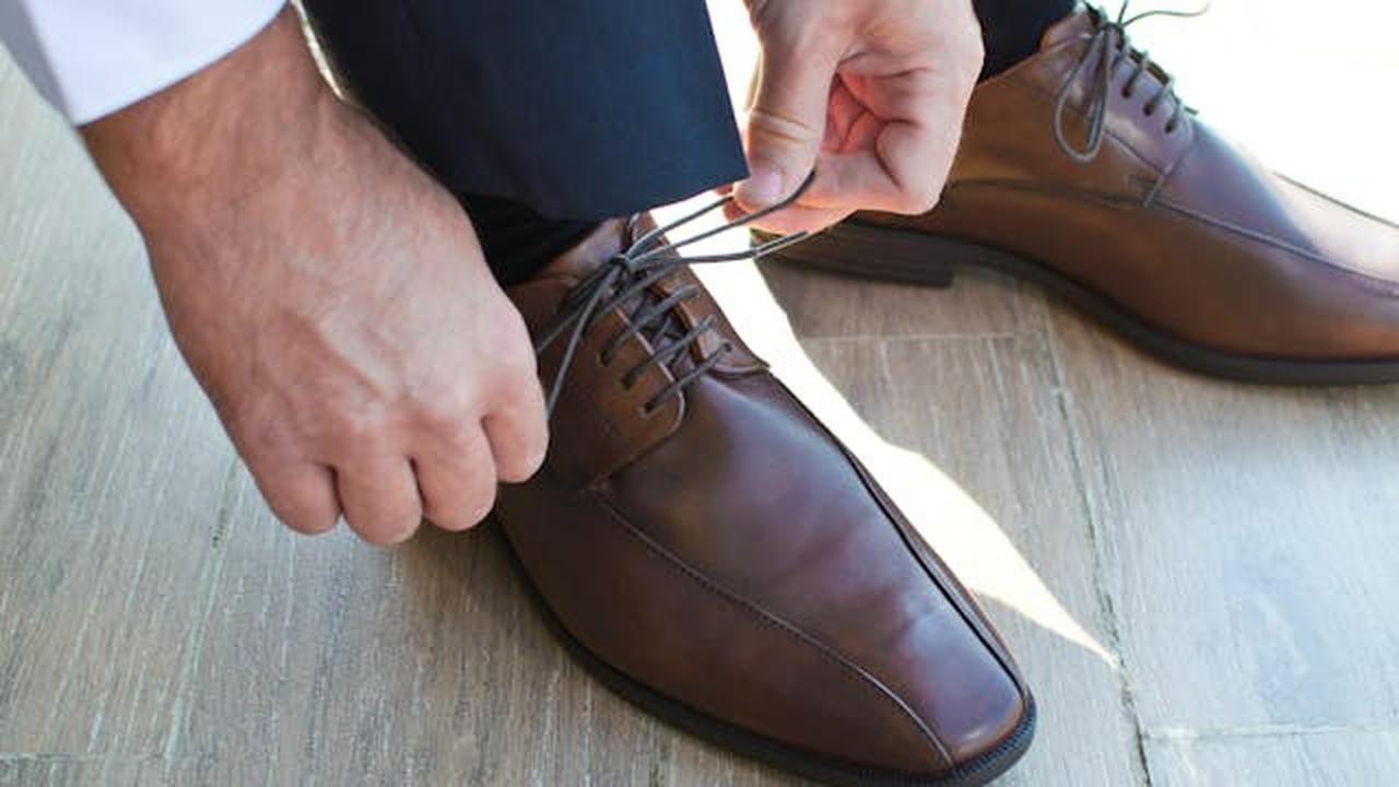 Bau Sepatu Bikin Malu? Atasi dengan Cara Mudah Ini di Rumah
