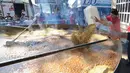 Kacang lentil rebus saat berada dalam panci raksasa untuk memecahkan rekor dunia Guinness Record pada acara Prado Rural di Montevideo, Uruguay, Minggu (13/9/2015). Kacang tersebut cukup untuk memberi makan 10.000 orang. (AFP PHOTO/Miguel Rojo)