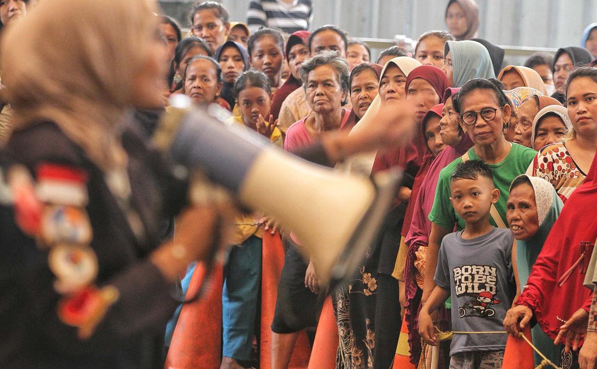 Ratusan Warga Antri Beras Murah Saat Aksi Sosial Mahasiswa di Jakarta