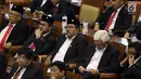 Anggota DPR Rano Karno (tengah) saat mengikuti Rapat Paripurna ke-2 di Kompleks Parlemen, Jakarta, Selasa (1/10/2019). Rano Karno masuk ke DPR setelah sebelumnya menjabat sebagai Gubernur Banten. (Liputan6.com/JohanTallo)