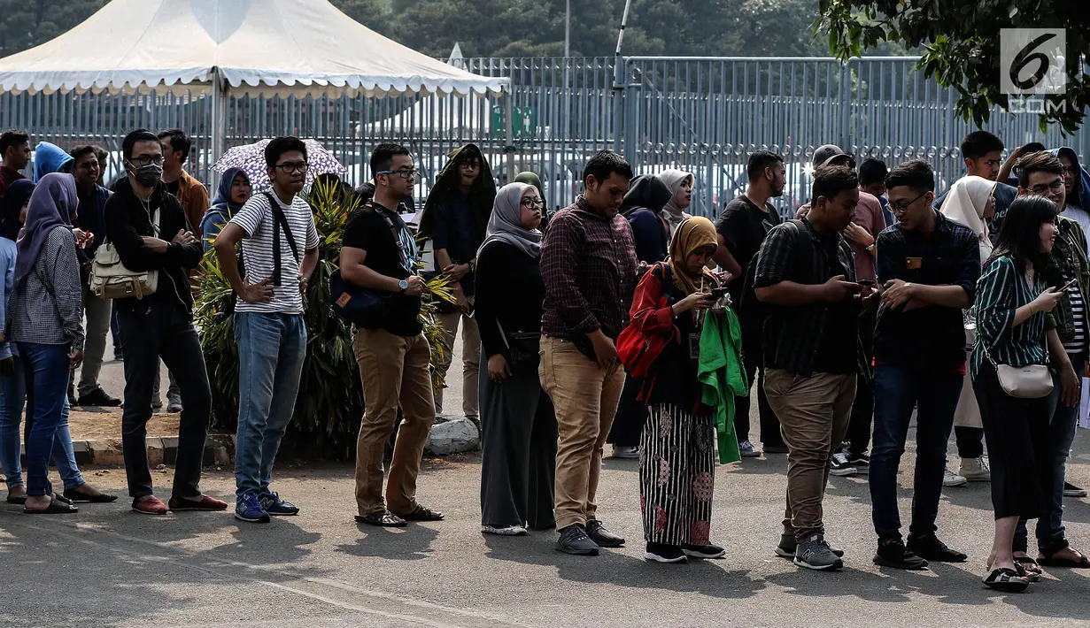 Pengunjung mengantre untuk menyaksikan Jakarta Internasional Comedy Festival (JICOMFEST) 2019 hari pertama di JIExpo, Kemayoran, Jakarta, Sabtu (3/8/2019). JICOMFEST 2019 dimeriahkan dengan penampillan komika dan komedian Tanah Air maupun luar negeri. (Liputan6.com/JohanTallo)
