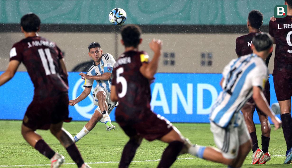 <p>Pemain Timnas Argentina U-17, Claudio Echeverri melakukan tendangan bebas ke arah gawang Timnas Venezuela U-17 pada laga 16 besar Piala Dunia U-17 2023 di Stadion Si Jalak Harupat, Bandung, Selasa (21/11/2023). (Bola.com/Ikhwan Yanuar)</p>