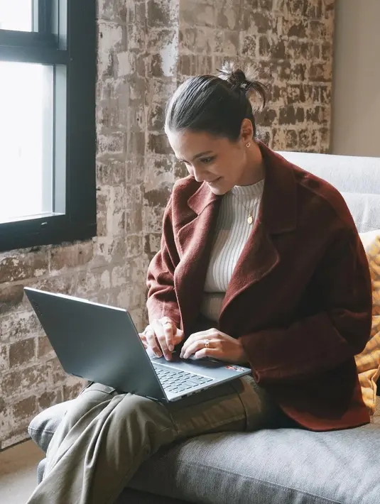 Dalam foto ini, Amanda Rawles tampil dengan outfit ala perempuan Eropa. Ia tampak mengenakan sweater berwarna putih gading, dilapisinya dengan coat cokelat, dan dipadu dengan cargo pants hijau yang serasi, penampilan ini sungguh terasa pas dengan wajahnya yang bule. Foto: Instagram.