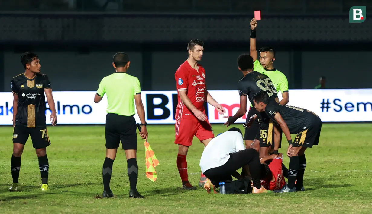 Pemain Dewa United, Lucas Ramos, mendapat kartu merah saat melawan Persija Jakarta pada laga BRI Liga 1 di Stadion Indomilk Arena, Tangerang, Senin (10/4/2023). Persija menang dengan skor 1-0. (Bola.com/M Iqbal Ichsan)