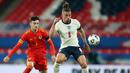 Gelandang Inggris, Kalvin Phillips, berebut bola dengan gelandang Wales, Dylan Levitt, pada laga persahabatan di Stadion Wembley, Jumat (9/10/2020) dini hari WIB. Inggris menang 3-0 atas Wales. (AFP/Carl Recine/pool)