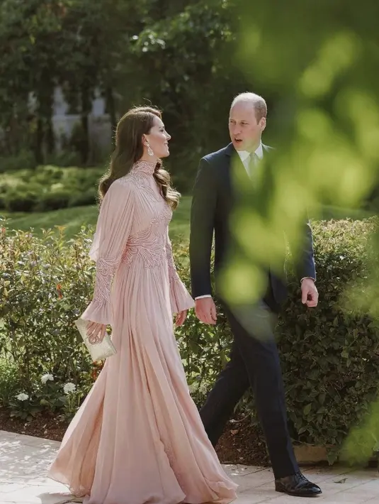 Untuk gaya glamor, kate menambahkan anting sebagai statement dari penampilannya. [Foto: Instagram/ Kate_Middleton_Royal]