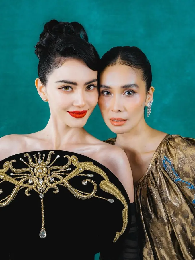 6 Adu Gaya Marsha Timothy dan Davika Hoorne Hadiri Gala Premiere Kang Mak From Pee Mak, Sama-sama Jadi Hantu di Film