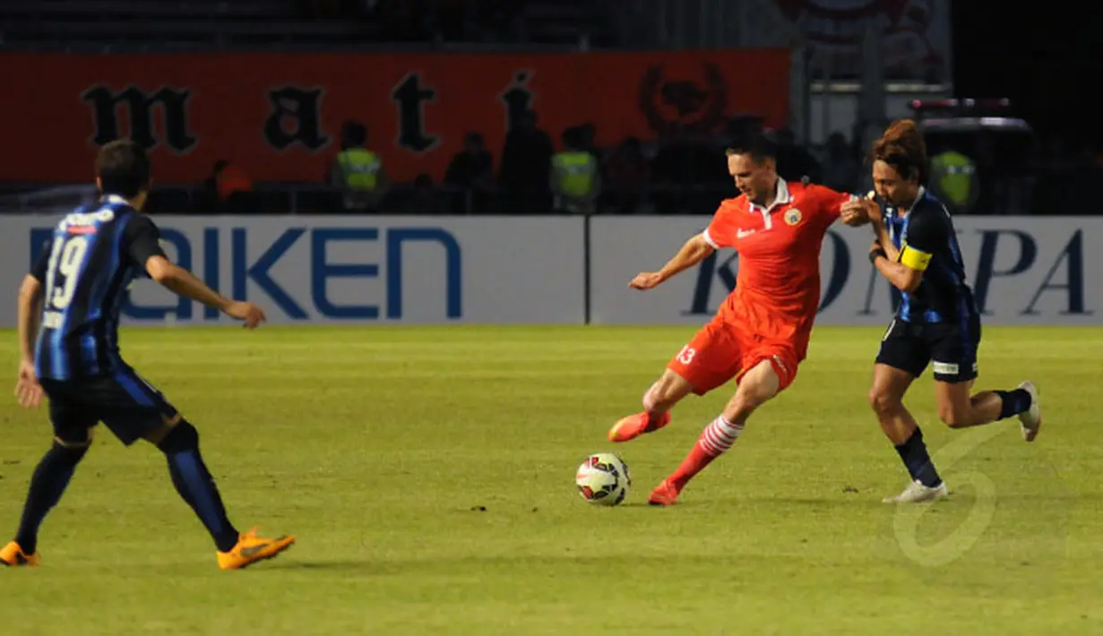 Gelandang Persija, Martin Vunk (tengah) berebut bola dengan pemain Gamba Osaka di laga persahabatan yang digelar di Stadion GBK Jakarta, Sabtu (24/1/2015). Persija kalah 0-4 dari Gamba Osaka. (Liputan6.com/Helmi Fithriansyah)
