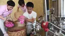 Para staf sedang mengekstrak minyak esensial dari bunga mawar di Wilayah Daixi, Kota Huzhou, Provinsi Zhejiang, China timur (9/6/2020). Wilayah Daixi telah mengembangkan industri kosmetik sejak 2015. (Xinhua/Weng Xinyang)