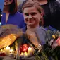 Karangan bunga dan lilin diletakkan di dekat foto anggota parlemen Inggris, Helen Joanne Cox, atau biasa dipanggil Jo Cox di alun-alun Parlemen, London, Kamis (16/6). Jo Cox tewas akibat ditembak seorang pria di jalan. (Daniel Leal-Olivas /AFP)