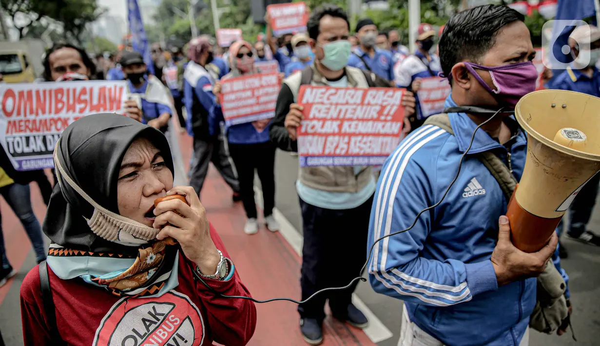 Massa yang tergabung dalam Front Perjuangan Rakyat (FPR) berorasi saat melakukan unjuk rasa di Jalan Gerbang Pemuda, Senayan, Jakarta, Jumat (14/8/2020). Dalam aksinya mereka menolak rencana pengesahan RUU Cipta Kerja atau omnibus law. (Liputan6.com/Faizal Fanani)