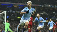 Striker Manchester City, Sergio Aguero, merayakan gol setelah membobol gawang Liverpool dalam laga yang berlangsung di Stadion Etihad, Jumat (4/1/2019) dini hari WIB.  (AP Photo/Jon Super)